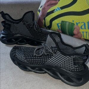 LOW START: Men's Black Mesh Sneakers